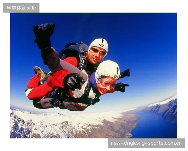 滑雪者在山顶喊“我能飞”然后摔翻